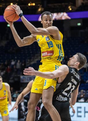 04.04.2022, Berlin, Basketball, 1. Bundesliga, easyCredit BBL, Hauptrunde, 28.Spieltag, Mercedes Benz Arena: ALBA Berlin - Medi Bayreuth. ALBAs Louis Olinde (l) springt zum Korb gegen Janari Joesaar von Medi Bayreuth. ALBA Berlin - Medi Bayreuth