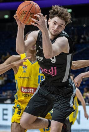 04.04.2022, Berlin, Basketball, 1. Bundesliga, easyCredit BBL, Hauptrunde, 28.Spieltag, Mercedes Benz Arena: ALBA Berlin - Medi Bayreuth. Kay Bruhnke von Medi Bayreuth kaempft gegen ALBAs Louis Olinde (l) um den Ball. ALBA Berlin - Medi Bayreuth
