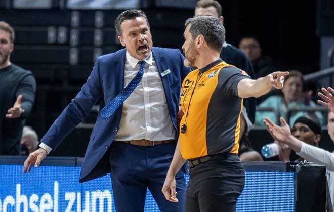 04.04.2022, Berlin, Basketball, 1. Bundesliga, easyCredit BBL, Hauptrunde, 28.Spieltag, Mercedes Benz Arena: ALBA Berlin - Medi Bayreuth. Headcoach Raoul Korner von Medi Bayreuth beschwert sich beim Schiedsrichter. ALBA Berlin - Medi Bayreuth