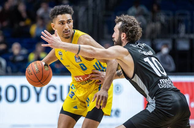 04.04.2022, Berlin, Basketball, 1. Bundesliga, easyCredit BBL, Hauptrunde, 28.Spieltag, Mercedes Benz Arena: ALBA Berlin - Medi Bayreuth. ALBAs Maodo Lo (l) kaempft gegen Bastian Doreth von Medi Bayreuth um den Ball. ALBA Berlin - Medi Bayreuth