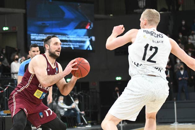 Basketball I Herren I Saison 2021-2022 I Eurocup I 13. Spieltag I Hamburg Towers - Lietkabelis Panevezys I 04.04.2022 GEDIMINAS ORELIK (17, Lietkabelis Panevezys) gegen Seth Hinrichs (12, Hamburg Towers) Hamburg edel-optics.de Arena Hamburg Deutschland Copyright: xLobeca AndreasxHannigx