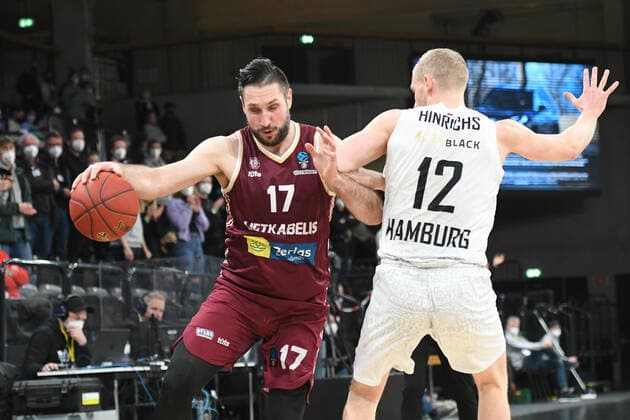 Basketball I Herren I Saison 2021-2022 I Eurocup I 13. Spieltag I Hamburg Towers - Lietkabelis Panevezys I 04.04.2022 GEDIMINAS ORELIK (17, Lietkabelis Panevezys) gegen Seth Hinrichs (12, Hamburg Towers) Hamburg edel-optics.de Arena Hamburg Deutschland Copyright: xLobeca AndreasxHannigx