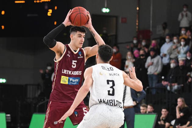 Basketball I Herren I Saison 2021-2022 I Eurocup I 13. Spieltag I Hamburg Towers - Lietkabelis Panevezys I 04.04.2022 PANAGIOTIS KALAITZAKIS (5, Lietkabelis Panevezys) gegen Maximilian DiLeo (3, Hamburg Towers) Hamburg edel-optics.de Arena Hamburg Deutschland Copyright: xLobeca AndreasxHannigx