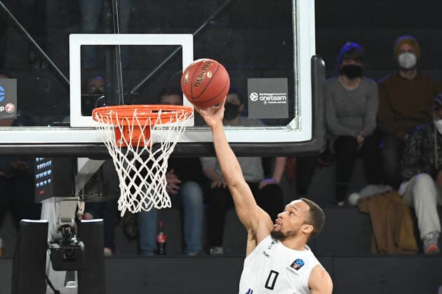 Basketball I Herren I Saison 2021-2022 I Eurocup I 13. Spieltag I Hamburg Towers - Lietkabelis Panevezys I 04.04.2022 Jaylon Brown (0, Hamburg Towers) mit dem Punktz Hamburg edel-optics.de Arena Hamburg Deutschland Copyright: xLobeca AndreasxHannigx