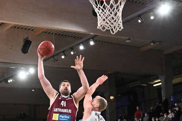 Basketball I Herren I Saison 2021-2022 I Eurocup I 13. Spieltag I Hamburg Towers - Lietkabelis Panevezys I 04.04.2022 DJORDJE GAGIC (41, Lietkabelis Panevezys) locker gegen Seth Hinrichs (12, Hamburg Towers) Hamburg edel-optics.de Arena Hamburg Deutschland Copyright: xLobeca AndreasxHannigx