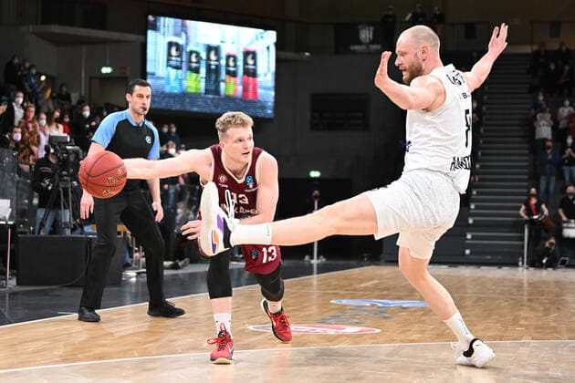 Basketball I Herren I Saison 2021-2022 I Eurocup I 13. Spieltag I Hamburg Towers - Lietkabelis Panevezys I 04.04.2022 KRISTUPAS ZEMAITIS (13, Lietkabelis Panevezys) verlädt Robin Christen (8, Hamburg Towers) Hamburg edel-optics.de Arena Hamburg Deutschland Copyright: xLobeca AndreasxHannigx