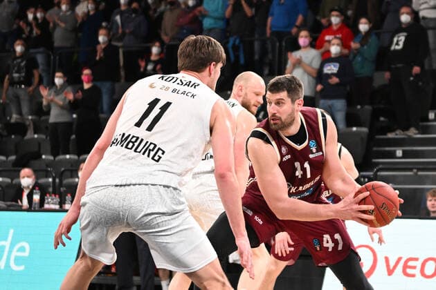 Basketball I Herren I Saison 2021-2022 I Eurocup I 13. Spieltag I Hamburg Towers - Lietkabelis Panevezys I 04.04.2022 DJORDJE GAGIC (41, Lietkabelis Panevezys) gegen Maik Kotsar (11, Hamburg Towers) Hamburg edel-optics.de Arena Hamburg Deutschland Copyright: xLobeca AndreasxHannigx
