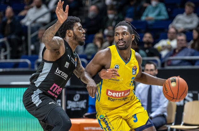 04.04.2022, Berlin, Basketball, 1. Bundesliga, easyCredit BBL, Hauptrunde, 28.Spieltag, Mercedes Benz Arena: ALBA Berlin - Medi Bayreuth. Sacar Anim von Medi Bayreuth kaempft gegen ALBAs Jaleen Smith (r) um den Ball. ALBA Berlin - Medi Bayreuth