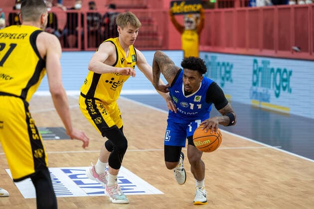 Timo Lanmüller (Tigers Tuebingen, 07) Stanley Mace Whittaker jr. (PS Karlsruhe Lions, 11) Tigers Tuebingen vs. PS Karlsruhe Lions, 2. Basketball Bundesliga, Pro A, Barmer 2 Basketball, 30. Spieltag , Spielzeit 2021 2022, 04.04.2022 Tigers Tuebingen vs. PS Karlsruhe Lions, 2. Basketball Bundesliga, Pro A, Barmer 2 Basketball, 30. Spieltag , Spielzeit 2021 2022, 04.04.2022 Tuebingen Copyright: xNinaxSanderx xEibnerxPressefotox EP_NSR
