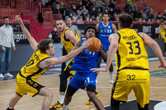 Gianni Otto (Tigers Tuebingen, 10) Stanley Mace Whittaker jr. (PS Karlsruhe Lions, 11) Ryan Mikesell (Tigers Tuebingen, 33) Tigers Tuebingen vs. PS Karlsruhe Lions, 2. Basketball Bundesliga, Pro A, Barmer 2 Basketball, 30. Spieltag , Spielzeit 2021 2022, 04.04.2022 Tigers Tuebingen vs. PS Karlsruhe Lions, 2. Basketball Bundesliga, Pro A, Barmer 2 Basketball, 30. Spieltag , Spielzeit 2021 2022, 04.04.2022 Tuebingen Copyright: xNinaxSanderx xEibnerxPressefotox EP_NSR