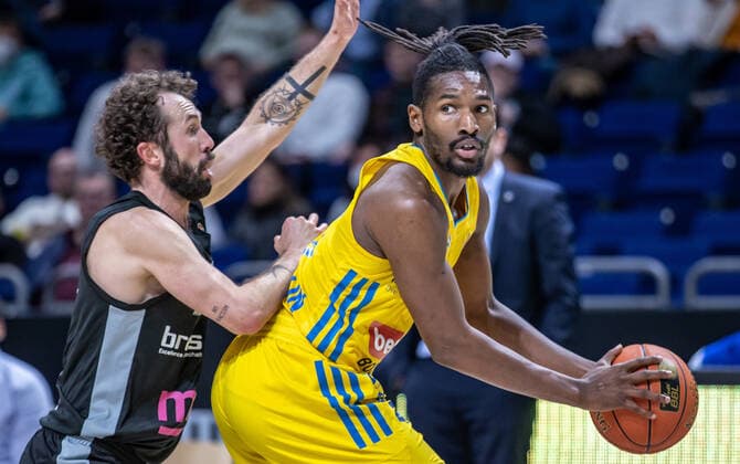 04.04.2022, Berlin, Basketball, 1. Bundesliga, easyCredit BBL, Hauptrunde, 28.Spieltag, Mercedes Benz Arena: ALBA Berlin - Medi Bayreuth. ALBAs Jaleen Smith (r) haelt den Ball neben Bastian Doreth von Medi Bayreuth. ALBA Berlin - Medi Bayreuth