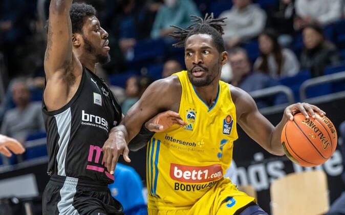 04.04.2022, Berlin, Basketball, 1. Bundesliga, easyCredit BBL, Hauptrunde, 28.Spieltag, Mercedes Benz Arena: ALBA Berlin - Medi Bayreuth. Sacar Anim von Medi Bayreuth kaempft gegen ALBAs Jaleen Smith (r) um den Ball. ALBA Berlin - Medi Bayreuth