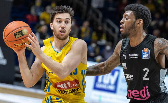 04.04.2022, Berlin, Basketball, 1. Bundesliga, easyCredit BBL, Hauptrunde, 28.Spieltag, Mercedes Benz Arena: ALBA Berlin - Medi Bayreuth. ALBAs Tamir Blatt (l) kaempft gegen Sacar Anim von Medi Bayreuth um den Ball. ALBA Berlin - Medi Bayreuth