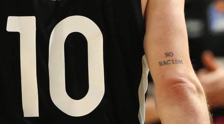 Sport Bilder des Tages no racism, Tattoo Tätowierung am Arm vo Bastian Doreth Basketball BBL Bundesliga Herren Saison 2021 2022 04.04.2022 ALBA Berlin vs. medi Bayreuth *** no racism, tattoo tattoo on arm vo Bastian Doreth Sport Basketball BBL Bundesliga Men Season 2021 2022 04 04 2022 ALBA Berlin vs medi Bayreuth