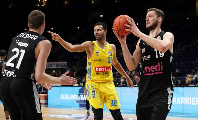 Janari Jõesaar, Johannes Thiemann zeigend, gestikulierend , Martynas Sajus Basketball BBL Bundesliga Herren Saison 2021 2022 04.04.2022 ALBA Berlin vs. medi Bayreuth