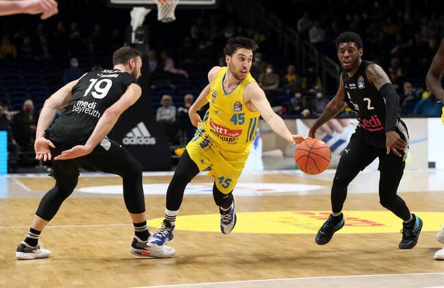 Martynas Sajus, Tamir Blatt, Sacar Anim Aktion Spielszene Zweikampf Basketball BBL Bundesliga Herren Saison 2021 2022 04.04.2022 ALBA Berlin vs. medi Bayreuth