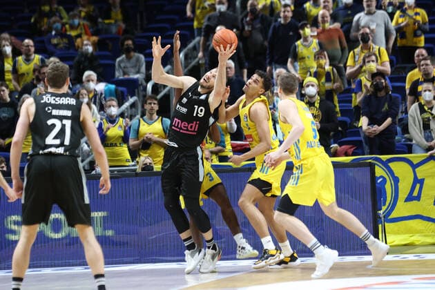 DEU, easyCredit BBL, ALBA vs. medi Bayreuth, 04.04.2022, Mercedes-Benz-Arena, Berlin, DEU, easyCredit BBL, ALBA vs. medi Bayreuth, im Bild Oscar da Silva (ALBA Berlin 1), Malte Delow (ALBA Berlin 6), Martynas Sajus (Bayreuth 19) Foto: Juergen Engler nordphoto GmbH