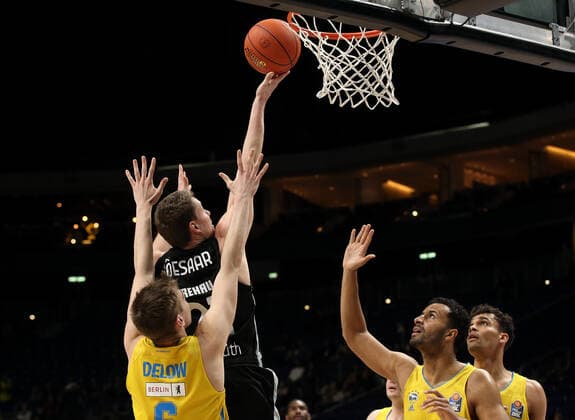 Malte Delow, Janari Jöesaar, Oscar da Silva Aktion Spielszene Zweikampf Basketball BBL Bundesliga Herren Saison 2021 2022 04.04.2022 ALBA Berlin vs. medi Bayreuth