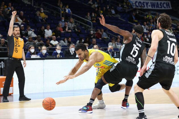 DEU, easyCredit BBL, ALBA vs. medi Bayreuth, 04.04.2022, Mercedes-Benz-Arena, Berlin, DEU, easyCredit BBL, ALBA vs. medi Bayreuth, im Bild Johannes Thiemann (ALBA Berlin 32), Terry Allen (Bayreuth 15) Foto: Juergen Engler nordphoto GmbH