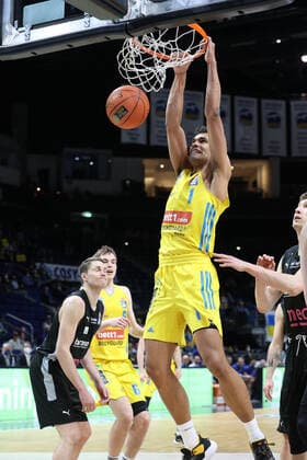 DEU, easyCredit BBL, ALBA vs. medi Bayreuth, 04.04.2022, Mercedes-Benz-Arena, Berlin, DEU, easyCredit BBL, ALBA vs. medi Bayreuth, im Bild dunking von Oscar da Silva (ALBA Berlin 1) Foto: Juergen Engler nordphoto GmbH