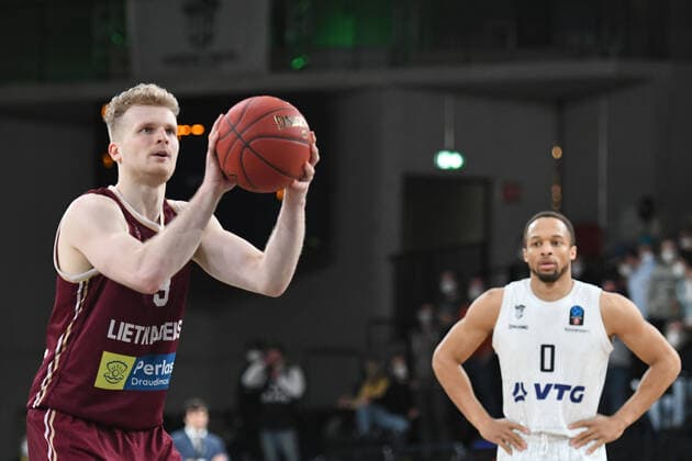 Basketball I Herren I Saison 2021-2022 I Eurocup I 13. Spieltag I Hamburg Towers - Lietkabelis Panevezys I 04.04.2022 KRISTUPAS ZEMAITIS (13, Lietkabelis Panevezys) am Freiwurf, Jaylon Brown (0, Hamburg Towers) schaut zu Hamburg edel-optics.de Arena Hamburg Deutschland Copyright: xLobeca AndreasxHannigx