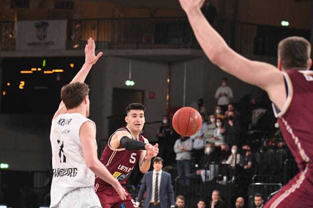 Basketball I Herren I Saison 2021-2022 I Eurocup I 13. Spieltag I Hamburg Towers - Lietkabelis Panevezys I 04.04.2022 PANAGIOTIS KALAITZAKIS (5, Lietkabelis Panevezys) passt an Maik Kotsar (11, Hamburg Towers) vorbei Hamburg edel-optics.de Arena Hamburg Deutschland Copyright: xLobeca AndreasxHannigx