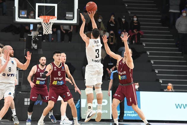 Basketball I Herren I Saison 2021-2022 I Eurocup I 13. Spieltag I Hamburg Towers - Lietkabelis Panevezys I 04.04.2022 Maximilian DiLeo (3, Hamburg Towers) mit Dreier gegen PANAGIOTIS KALAITZAKIS (5, Lietkabelis Panevezys) und NIKOLA RADICEVIC (4, Lietkabelis Panevezys) Hamburg edel-optics.de Arena Hamburg Deutschland Copyright: xLobeca AndreasxHannigx