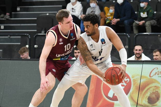 Basketball I Herren I Saison 2021-2022 I Eurocup I 13. Spieltag I Hamburg Towers - Lietkabelis Panevezys I 04.04.2022 Trevon Bluiett (15, Hamburg Towers) gegen VYTENIS LIPKEVICIUS (10, Lietkabelis Panevezys) Hamburg edel-optics.de Arena Hamburg Deutschland Copyright: xLobeca AndreasxHannigx
