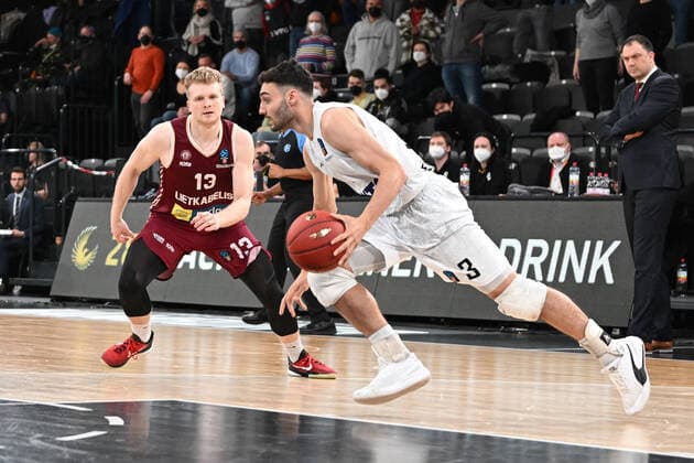 Basketball I Herren I Saison 2021-2022 I Eurocup I 13. Spieltag I Hamburg Towers - Lietkabelis Panevezys I 04.04.2022 Maximilian DiLeo (3, Hamburg Towers) zieht an KRISTUPAS ZEMAITIS (13, Lietkabelis Panevezys) vorbei Hamburg edel-optics.de Arena Hamburg Deutschland Copyright: xLobeca AndreasxHannigx