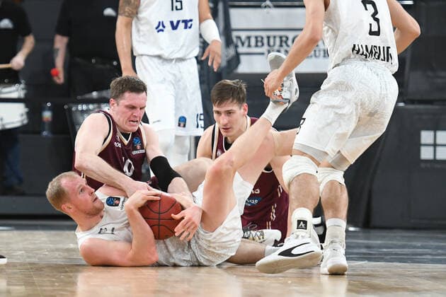 Sport Bilder des Tages Basketball I Herren I Saison 2021-2022 I Eurocup I 13. Spieltag I Hamburg Towers - Lietkabelis Panevezys I 04.04.2022 Seth Hinrichs (12, Hamburg Towers) kämpft auch noch im Liegen verbissen um den Ball mit Vorname Nachname (20, Lietkabelis Panevezys) Hamburg edel-optics.de Arena Hamburg Deutschland Copyright: xLobeca AndreasxHannigx