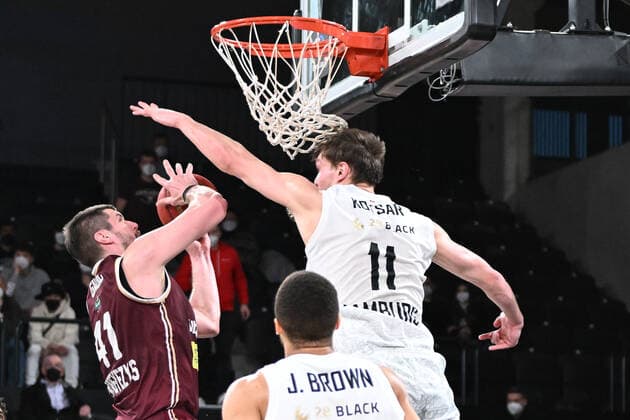 Basketball I Herren I Saison 2021-2022 I Eurocup I 13. Spieltag I Hamburg Towers - Lietkabelis Panevezys I 04.04.2022 Maik Kotsar (11, Hamburg Towers) blocktz DJORDJE GAGIC (41, Lietkabelis Panevezys) Hamburg edel-optics.de Arena Hamburg Deutschland Copyright: xLobeca AndreasxHannigx