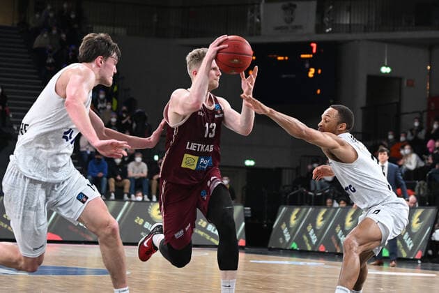 Basketball I Herren I Saison 2021-2022 I Eurocup I 13. Spieltag I Hamburg Towers - Lietkabelis Panevezys I 04.04.2022 KRISTUPAS ZEMAITIS (13, Lietkabelis Panevezys) passt noch unter Korb quer - Maik Kotsar (11, Hamburg Towers) und =h0 kommen zu spät Hamburg edel-optics.de Arena Hamburg Deutschland Copyright: xLobeca AndreasxHannigx