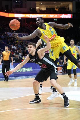 DEU, easyCredit BBL, ALBA vs. medi Bayreuth, 04.04.2022, Mercedes-Benz-Arena, Berlin, DEU, easyCredit BBL, ALBA vs. medi Bayreuth, im Bild Christ Koumadje (ALBA Berlin 21), Kevin Wohlrath (Bayreuth 6) Foto: Juergen Engler nordphoto GmbH