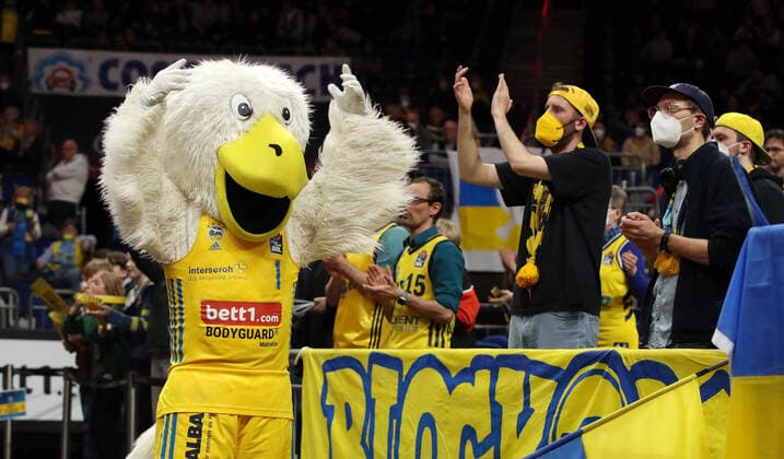 Maskottchen Albatros feiert mit den Fans Basketball BBL Bundesliga Herren Saison 2021 2022 04.04.2022 ALBA Berlin vs. medi Bayreuth