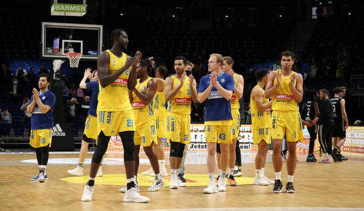 Alba Mannschaft feiert Sieg jubelnd Freude Emotion Jubel nach Spielende Basketball BBL Bundesliga Herren Saison 2021 2022 04.04.2022 ALBA Berlin vs. medi Bayreuth