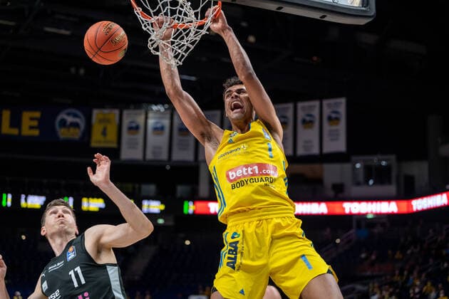 Basketball Berlin 04.04.2022 Saison 2021 2022 1. Bundesliga easyCredit BBL Alba Berlin - Medi bayreuth Oscar Da Silva (Alba Berlin, No.01) Andreas Seiferth (Bayreuth, No.11)