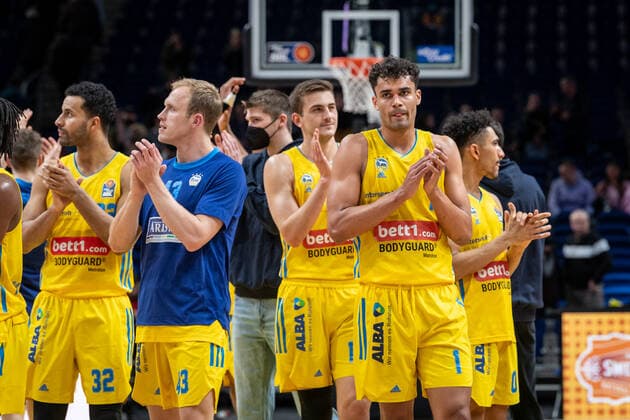 Basketball Berlin 04.04.2022 Saison 2021 2022 1. Bundesliga easyCredit BBL Alba Berlin - Medi bayreuth Jubel Alba Oscar Da Silva (Alba Berlin, No.01) Tim Schneider (Alba Berlin, No.10) Luke Sikma (Alba Berlin, No.43) Johannes Thiemann (Alba Berlin, No.32) und andere