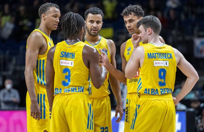 04.04.2022, Berlin, Basketball, 1. Bundesliga, easyCredit BBL, Hauptrunde, 28.Spieltag, Mercedes Benz Arena: ALBA Berlin - Medi Bayreuth. ALBAs Louis Olinde (l-r), Jaleen Smith, Johannes Thiemann, Oscar da Silva und Jonas Mattisseck stehen zusammen auf dem Court. ALBA Berlin - Medi Bayreuth