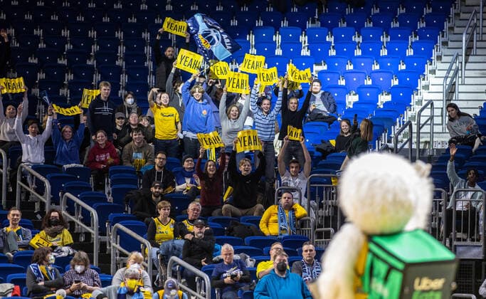 04.04.2022, Berlin, Basketball, 1. Bundesliga, easyCredit BBL, Hauptrunde, 28.Spieltag, Mercedes Benz Arena: ALBA Berlin - Medi Bayreuth. Fans von Alba Berlin jubeln ihrem Team zu. ALBA Berlin - Medi Bayreuth