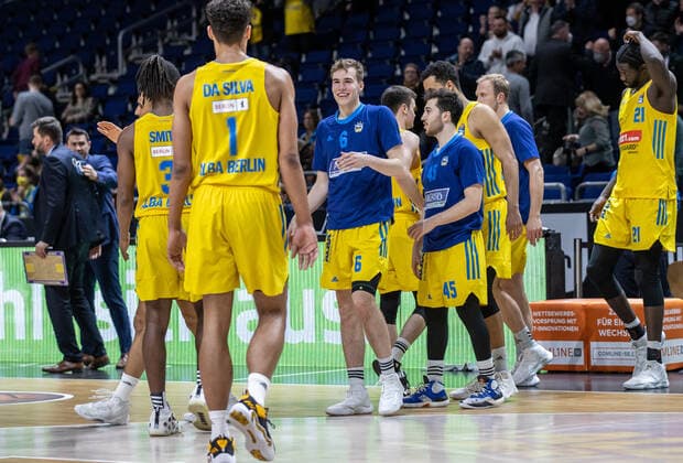 04.04.2022, Berlin, Basketball, 1. Bundesliga, easyCredit BBL, Hauptrunde, 28.Spieltag, Mercedes Benz Arena: ALBA Berlin - Medi Bayreuth. Team von Alba Berlin steht nach dem Sieg jubelnd auf dem Court. ALBA Berlin - Medi Bayreuth