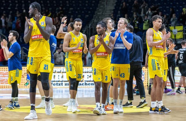 04.04.2022, Berlin, Basketball, 1. Bundesliga, easyCredit BBL, Hauptrunde, 28.Spieltag, Mercedes Benz Arena: ALBA Berlin - Medi Bayreuth. Team von Alba Berlin steht nach dem Sieg jubelnd auf dem Court. ALBA Berlin - Medi Bayreuth