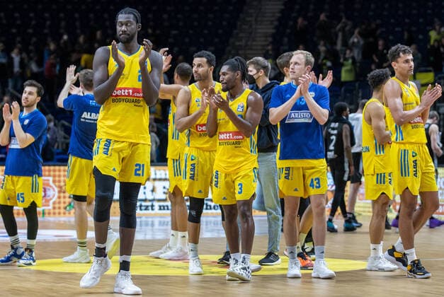 Sport Bilder des Tages 04.04.2022, Berlin, Basketball, 1. Bundesliga, easyCredit BBL, Hauptrunde, 28.Spieltag, Mercedes Benz Arena: ALBA Berlin - Medi Bayreuth. Team von Alba Berlin steht nach dem Sieg jubelnd auf dem Court. ALBA Berlin - Medi Bayreuth
