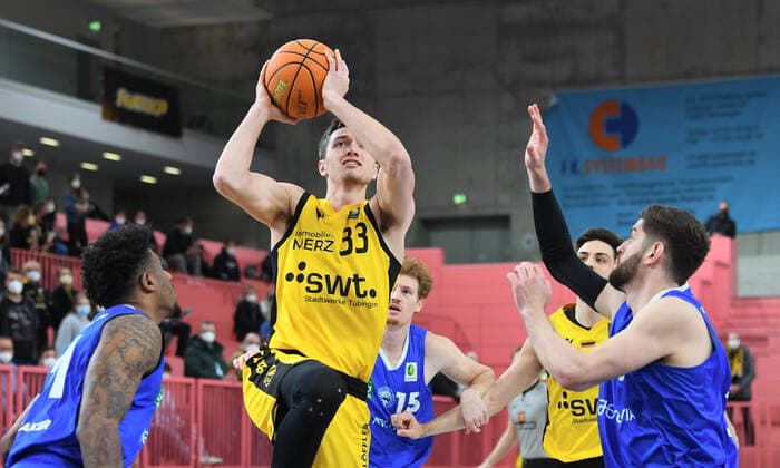 Basketball 2. Bundesliga 2021 2022 30. Spieltag in der Paul Horn Arena Tigers Tuebingen - PS Karlsruhe LIONS 04.04.2022 Ryan Richard Mikesell (Mitte, Tigers) gegen Matthew Freeman (re, PS Karlsruhe LIONS) und Stanley Whittaker (li, PS Karlsruhe LIONS)