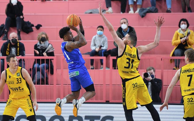 Basketball 2. Bundesliga 2021 2022 30. Spieltag in der Paul Horn Arena Tigers Tuebingen - PS Karlsruhe LIONS 04.04.2022 Stanley Whittaker (2.v.li, PS Karlsruhe LIONS) gegen Daniel Keppeler (2.v.re, Tigers) und beobachtet von Ryan Richard Mikesell (li, Tigers)