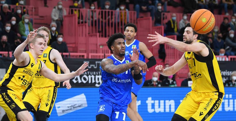 Basketball 2. Bundesliga 2021 2022 30. Spieltag in der Paul Horn Arena Tigers Tuebingen - PS Karlsruhe LIONS 04.04.2022 Stanley Whittaker (Mitte, PS Karlsruhe LIONS) gegen Mateo Seric (re, Tigers) und Aatu Kivimaeki (li, Tigers)