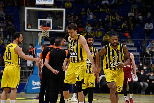 Melih Mahmutoglu (10) , Jan Vesely (24) , Pierria Henry (20) and Devin Booker (31) of Fenerbahce Beko Istanbul during the Turkish Airlines EuroLeague Regular Season Round 26 match between Fenerbahce Beko Istanbul and Bayerm Munich at Ulker Sports Arena in Istanbul, Turkey, on April 4, 2022. ( Photo : Seskimphoto ) 