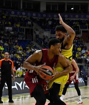 Pierria Henry of Fenerbahce Beko Istanbul and Augustine Rubit (L) of Bayerm Munich in action during the Turkish Airlines EuroLeague Regular Season Round 26 match between Fenerbahce Beko Istanbul and Bayerm Munich at Ulker Sports Arena in Istanbul, Turkey, on April 4, 2022. ( Photo : Seskimphoto ) 