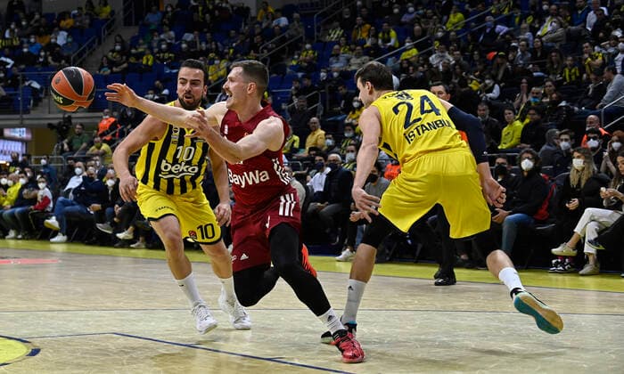 Jan Vesely (24) , Melih Mahmutoglu (10) of Fenerbahce Beko Istanbul and Andreas Obst of Bayerm Munich in action during the Turkish Airlines EuroLeague Regular Season Round 26 match between Fenerbahce Beko Istanbul and Bayerm Munich at Ulker Sports Arena in Istanbul, Turkey, on April 4, 2022. ( Photo : Seskimphoto ) 