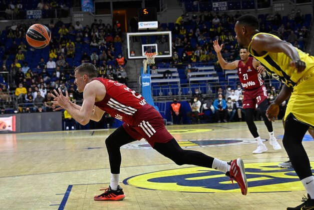 Dyshawn Pierre (R) of Fenerbahce Beko Istanbul and Andreas Obst of Bayerm Munich in action during the Turkish Airlines EuroLeague Regular Season Round 26 match between Fenerbahce Beko Istanbul and Bayerm Munich at Ulker Sports Arena in Istanbul, Turkey, on April 4, 2022. ( Photo : Seskimphoto ) 