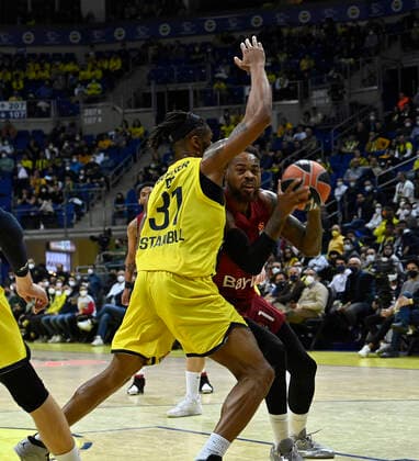 Devin Booker (31) of Fenerbahce Beko Istanbul and Deshaun Thomas (1) of Bayerm Munich in action during the Turkish Airlines EuroLeague Regular Season Round 26 match between Fenerbahce Beko Istanbul and Bayerm Munich at Ulker Sports Arena in Istanbul, Turkey, on April 4, 2022. ( Photo : Seskimphoto ) 